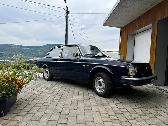 Volvo 240 1975 photo 3
