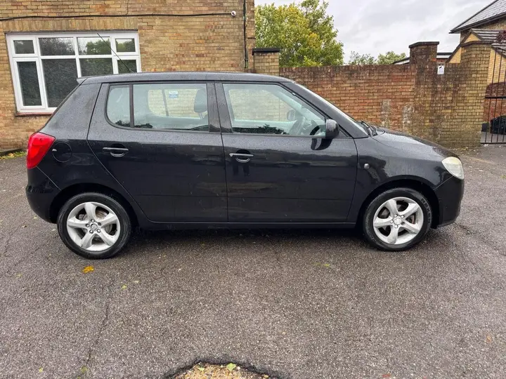 Skoda Fabia 2008 photo 2