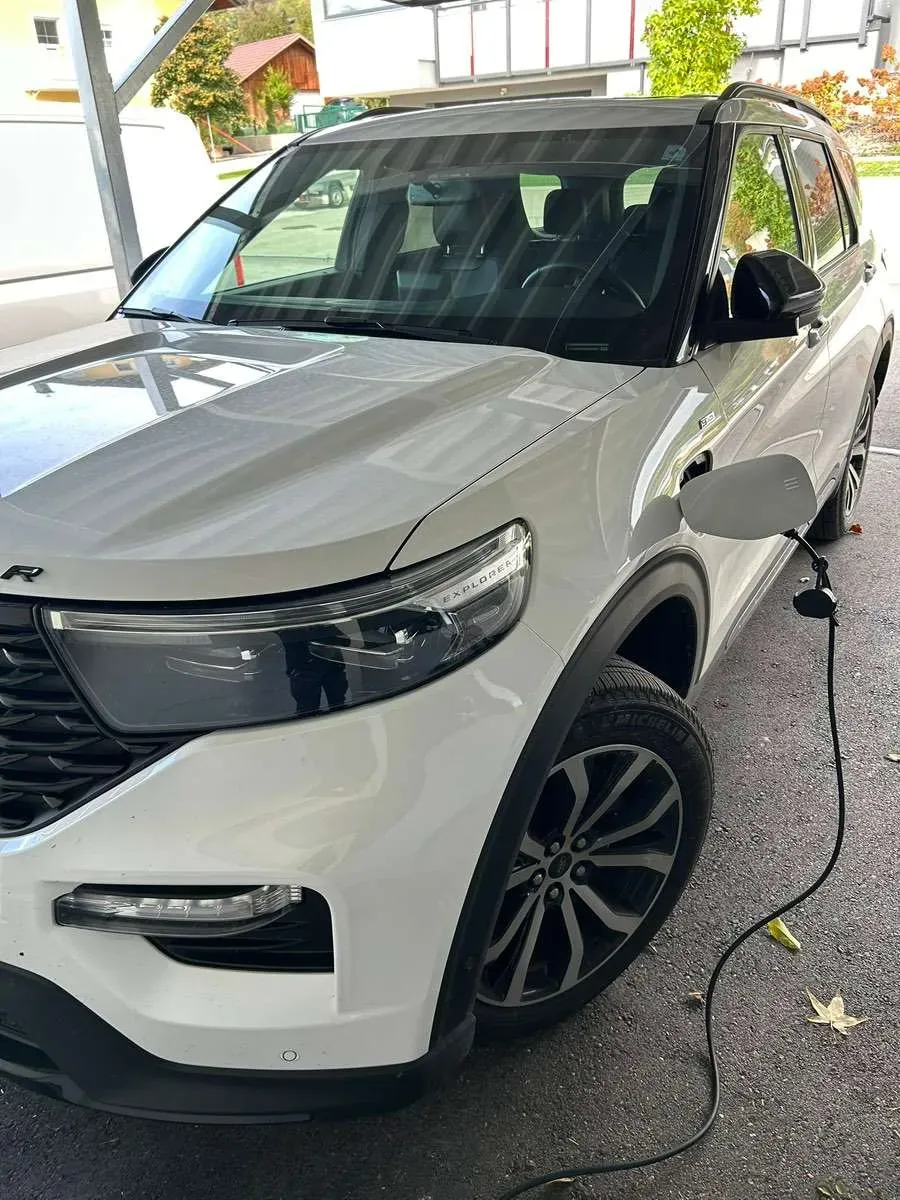 Ford Explorer 2023 photo 3