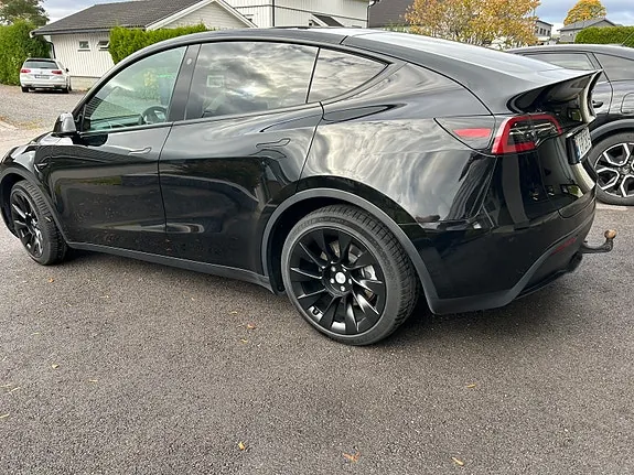 Tesla Model Y 2023 photo 2