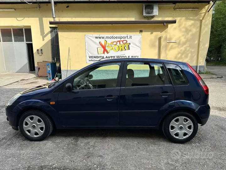 Ford Fiesta 2004 photo 2