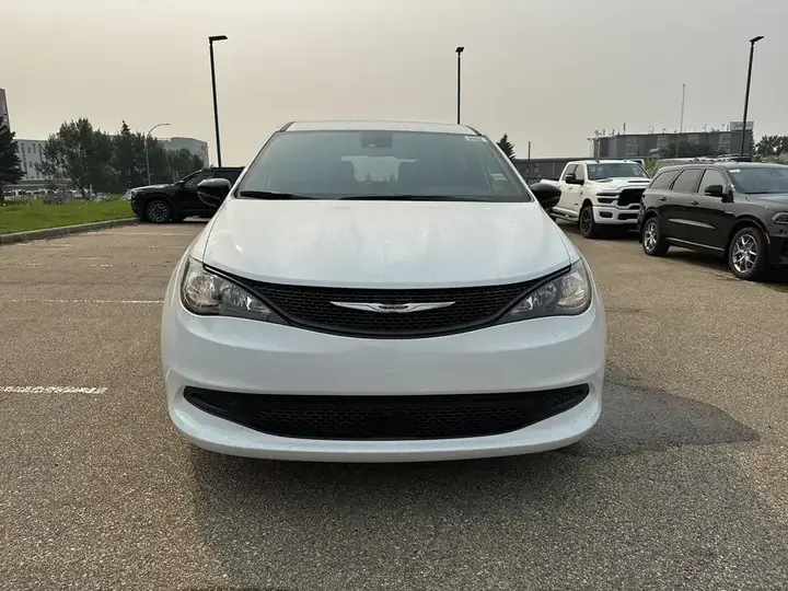 Chrysler Grand Caravan 2027 photo 2