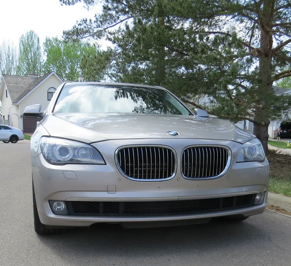 BMW 7 Series 2011 photo 2
