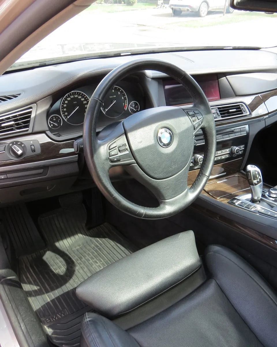 BMW 7 Series 2011 photo 5