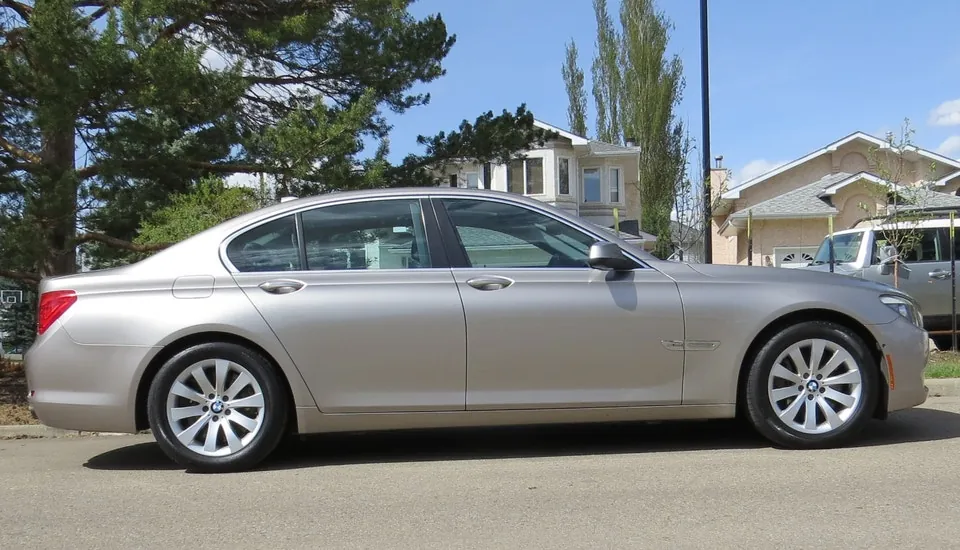 BMW 7 Series 2011 photo 3