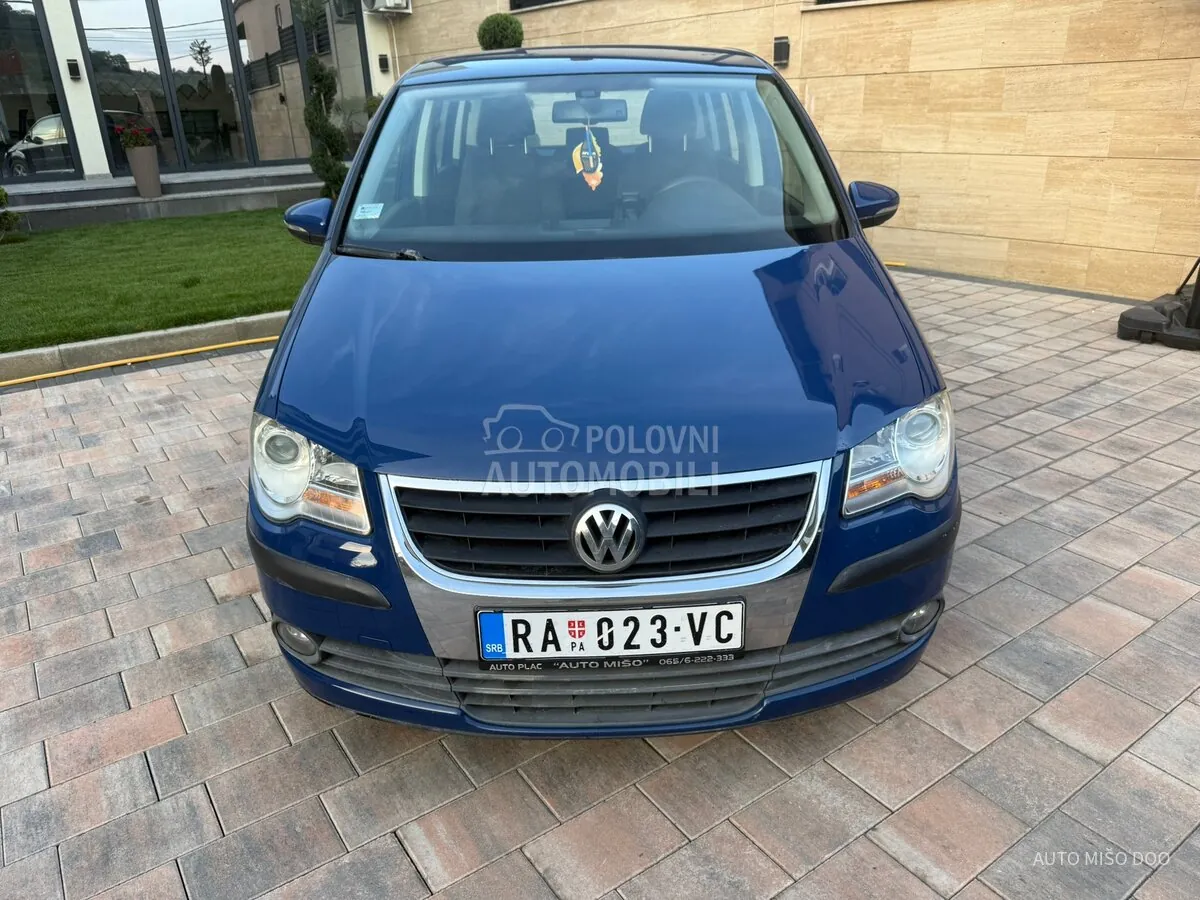 Volkswagen Touran 2010 photo 2