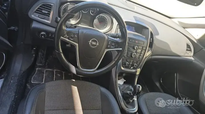 Opel Corsa 2011 photo 2