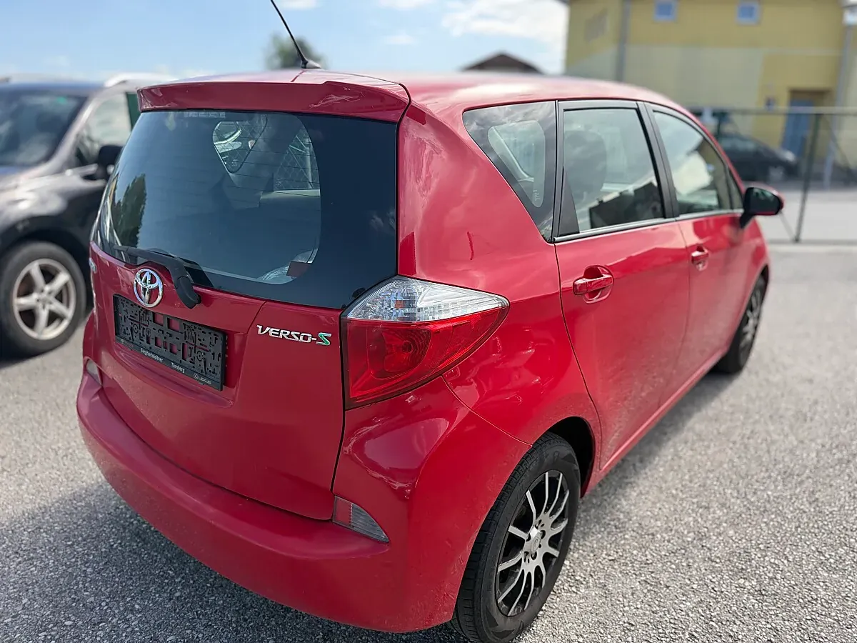 Toyota Verso-S 2012 photo 3