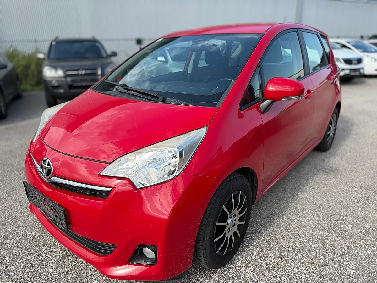 Toyota Verso-S 2012 photo 2