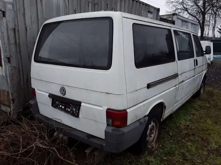 Volkswagen T4 1993 photo 2