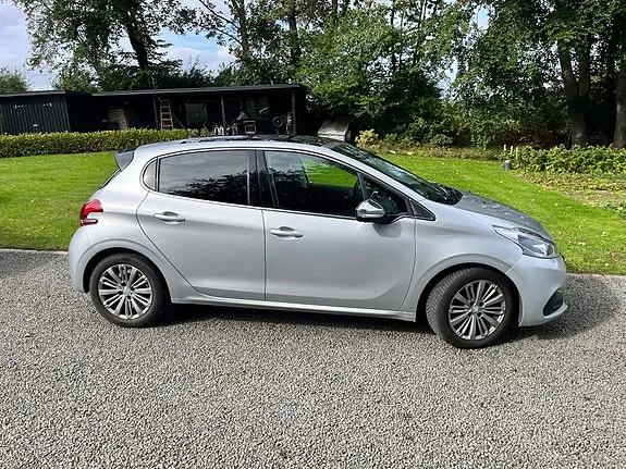 Peugeot 208 2017 photo 2