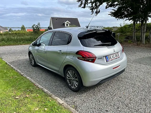 Peugeot 208 2017 photo 3