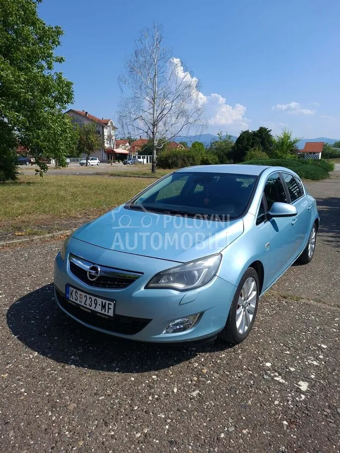 Opel Astra J 2010 photo 2