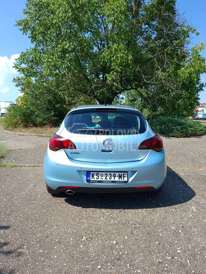 Opel Astra J 2010 photo 5