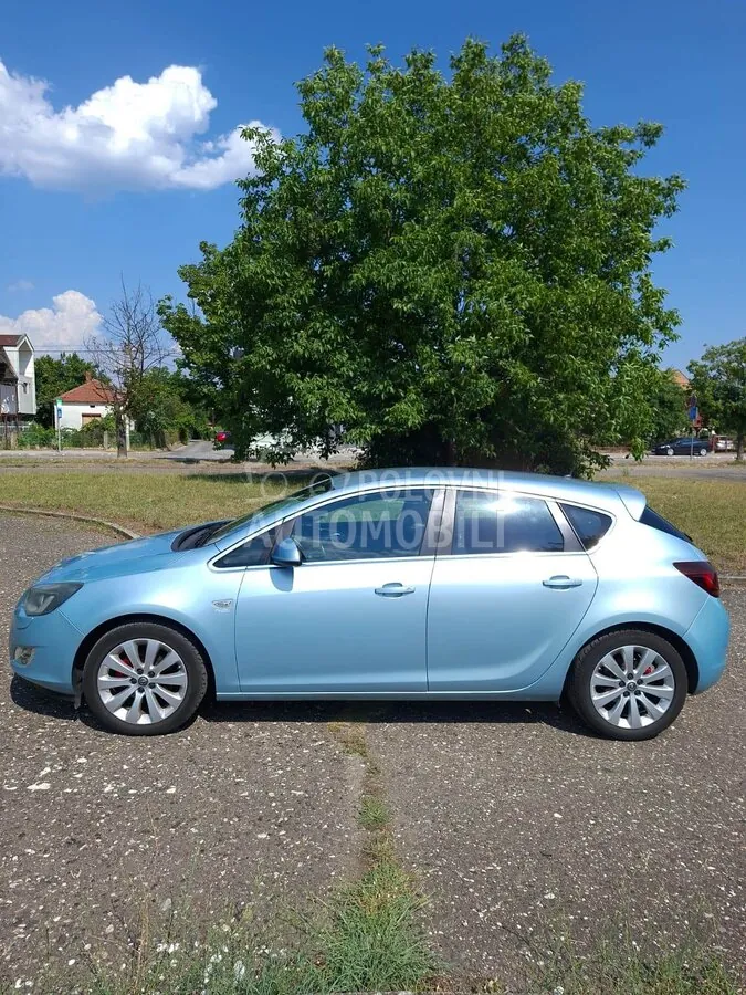 Opel Astra J 2010 photo 3