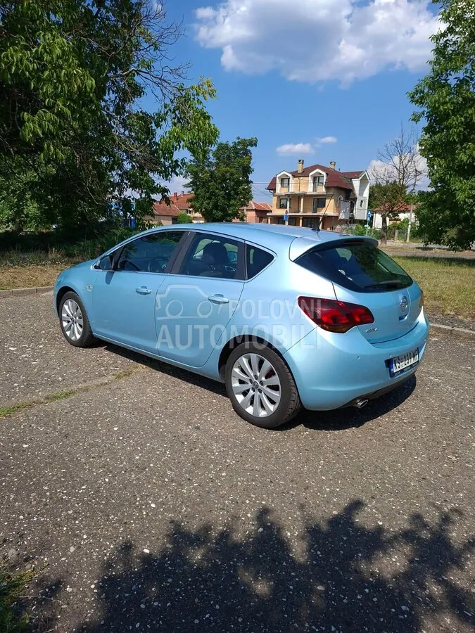 Opel Astra J 2010 photo 4