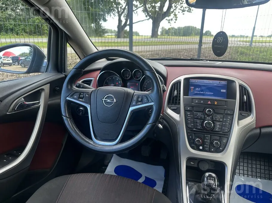 Opel Astra 2010 photo 2