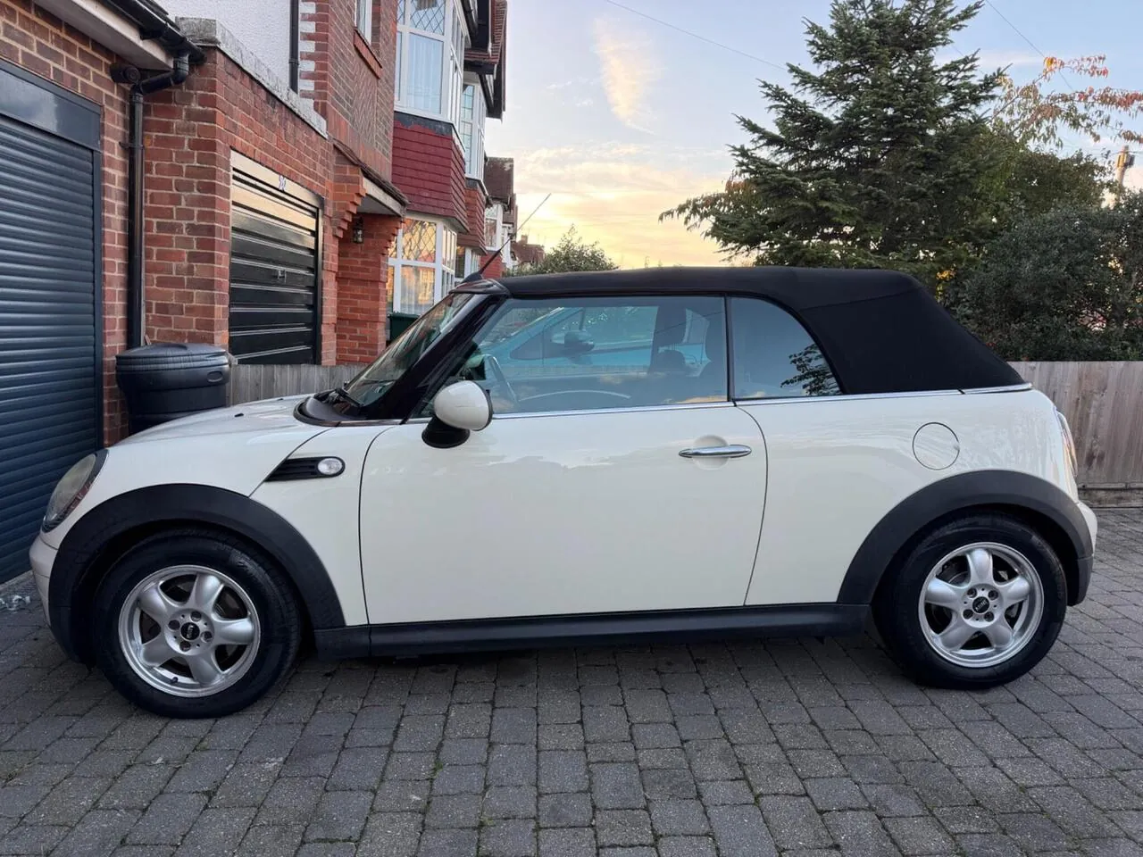 Mini Convertible 2010 photo 2