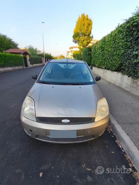 Ford Fiesta 2003 photo 2