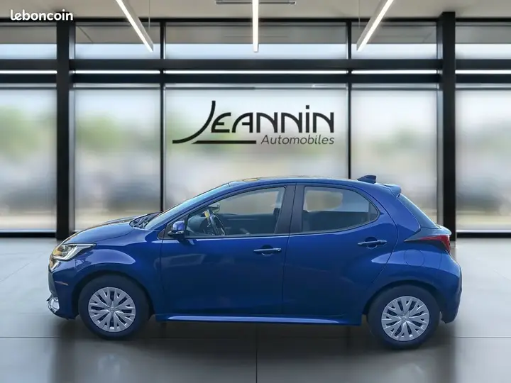 Toyota Yaris 2023 photo 2