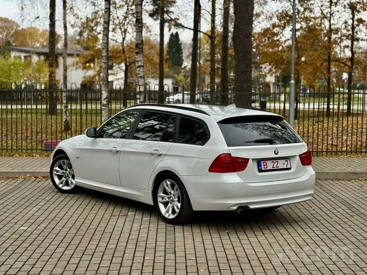 BMW 318D 2011 photo 2