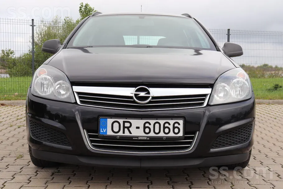 Opel Astra 2010 photo 3
