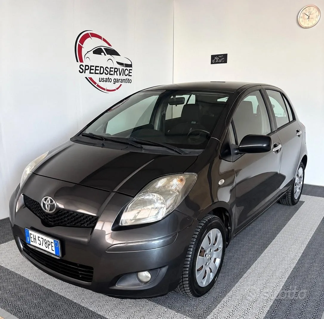 Toyota Yaris 2011 photo 2