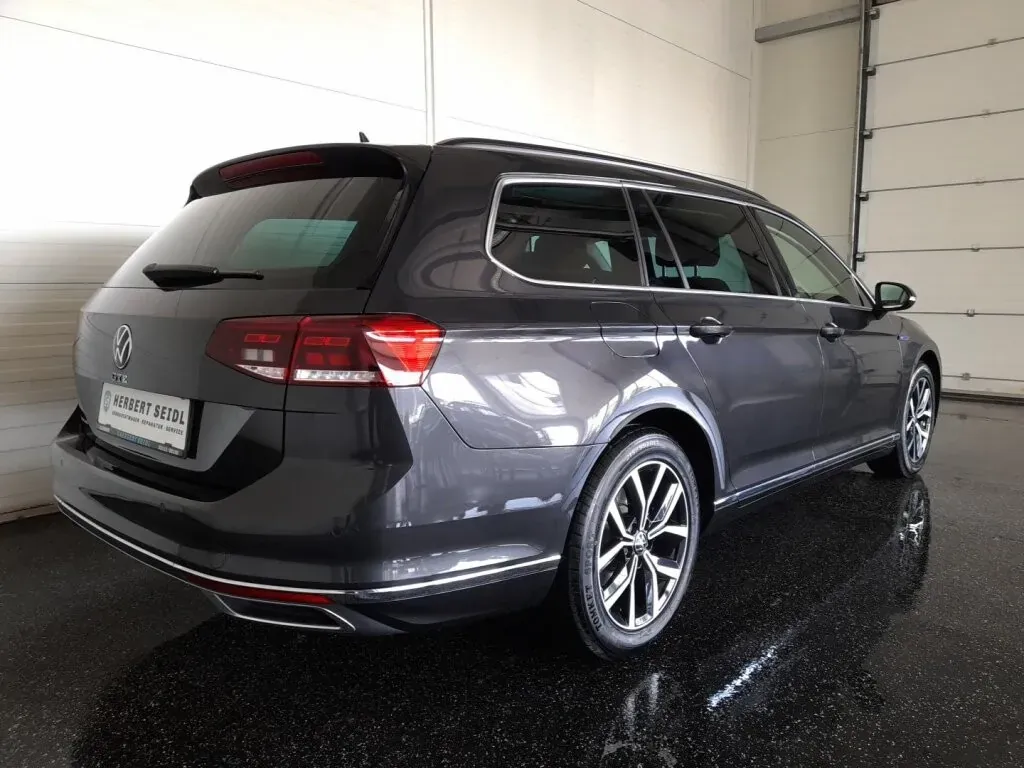 Volkswagen Passat 2022 photo 2