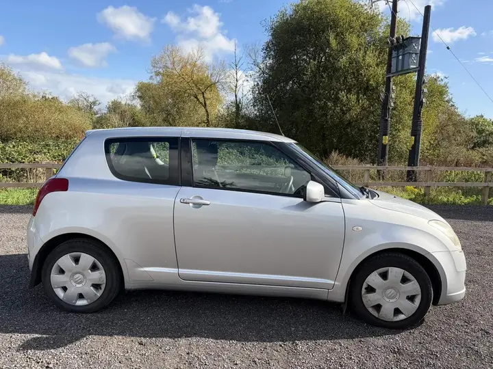 Suzuki Swift 2006 photo 4