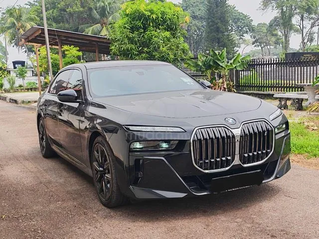 BMW I7