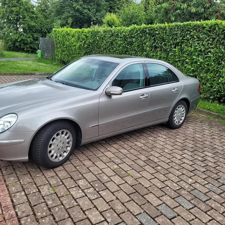 Mercedes-Benz E240