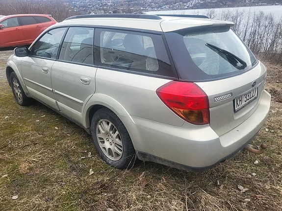 Subaru Legacy 2005 photo 2