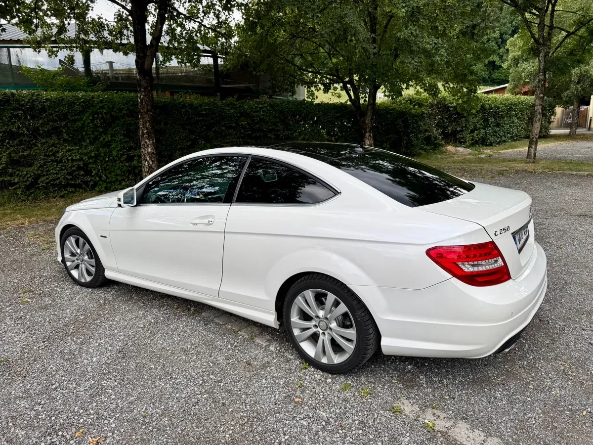 Mercedes-Benz C-Class 2011 photo 2