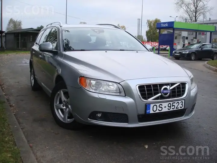 Volvo V70 2012 photo 2