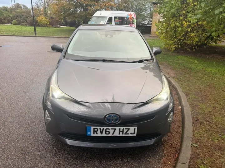 Toyota Prius 2017 photo 2
