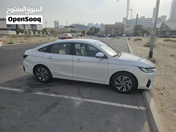 Toyota Yaris 2023 photo 2