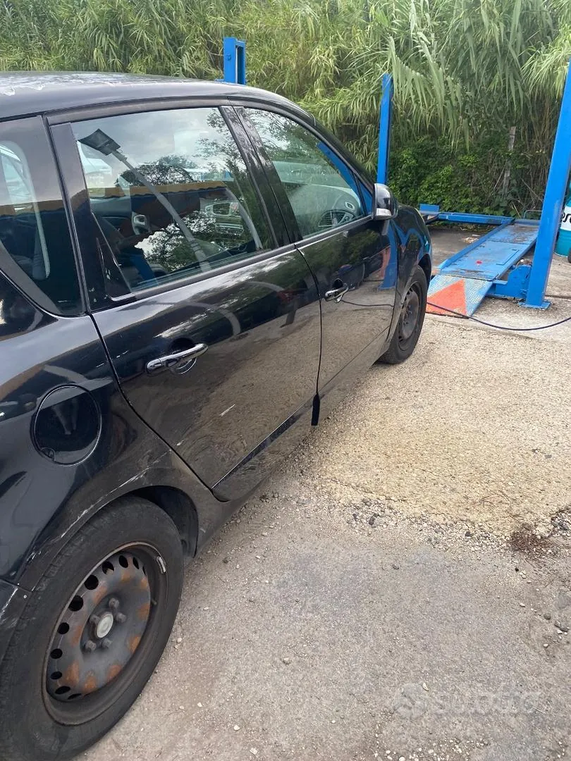 Renault Scenic 2011 photo 4
