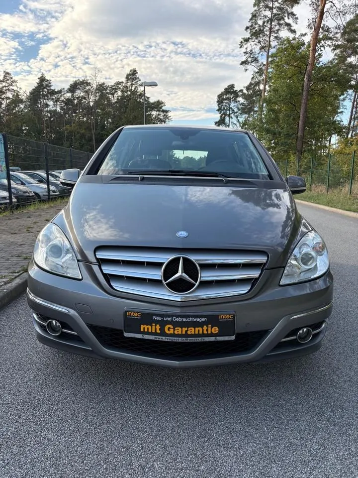 Mercedes-Benz B 180