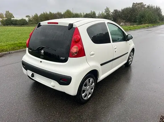 Peugeot 107 2011 photo 2