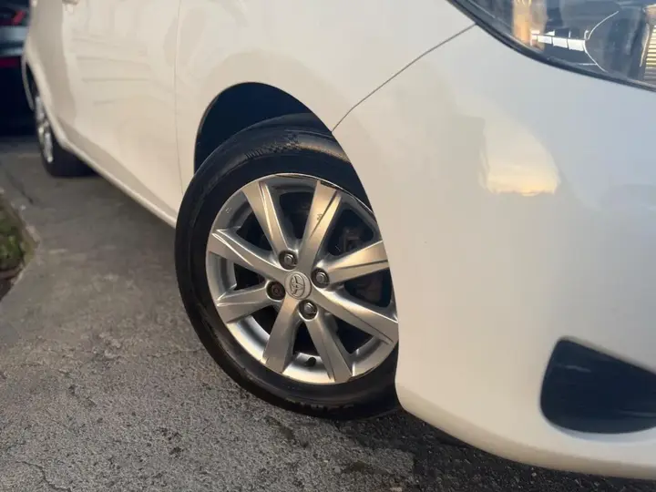 Toyota Yaris 2013 photo 3