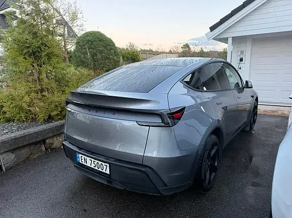 Tesla Model Y 2025 photo 4