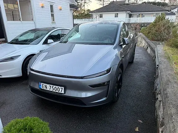 Tesla Model Y 2025 photo 2