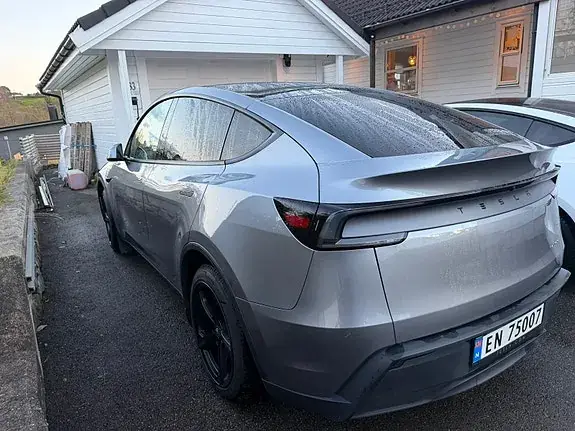 Tesla Model Y 2025 photo 3