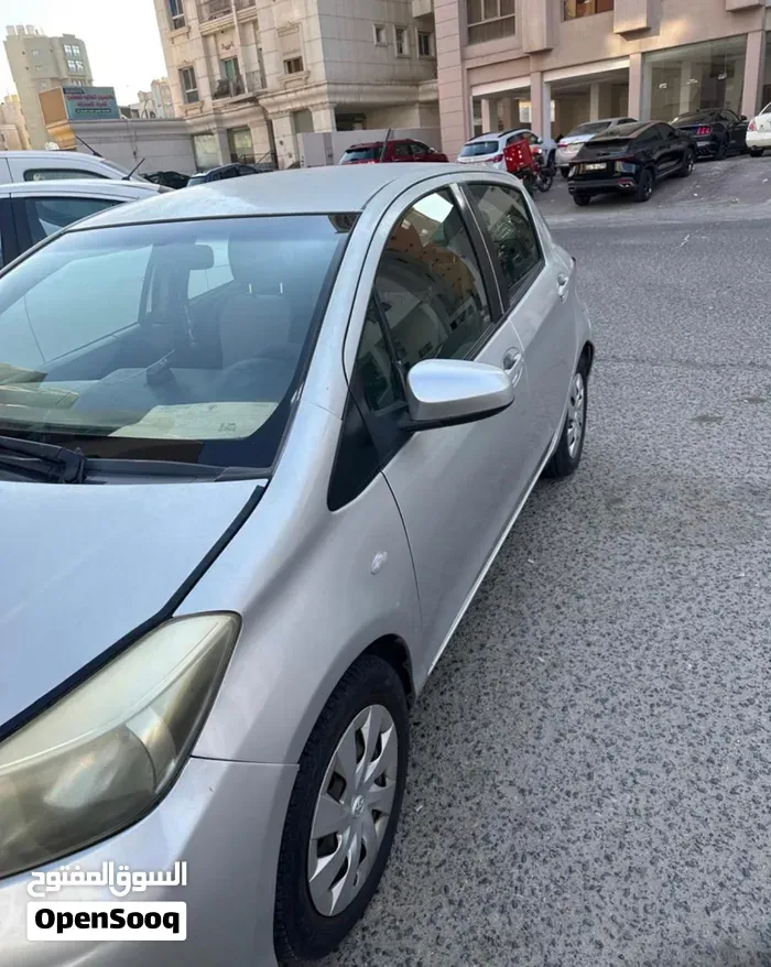Toyota Yaris 2012 photo 2