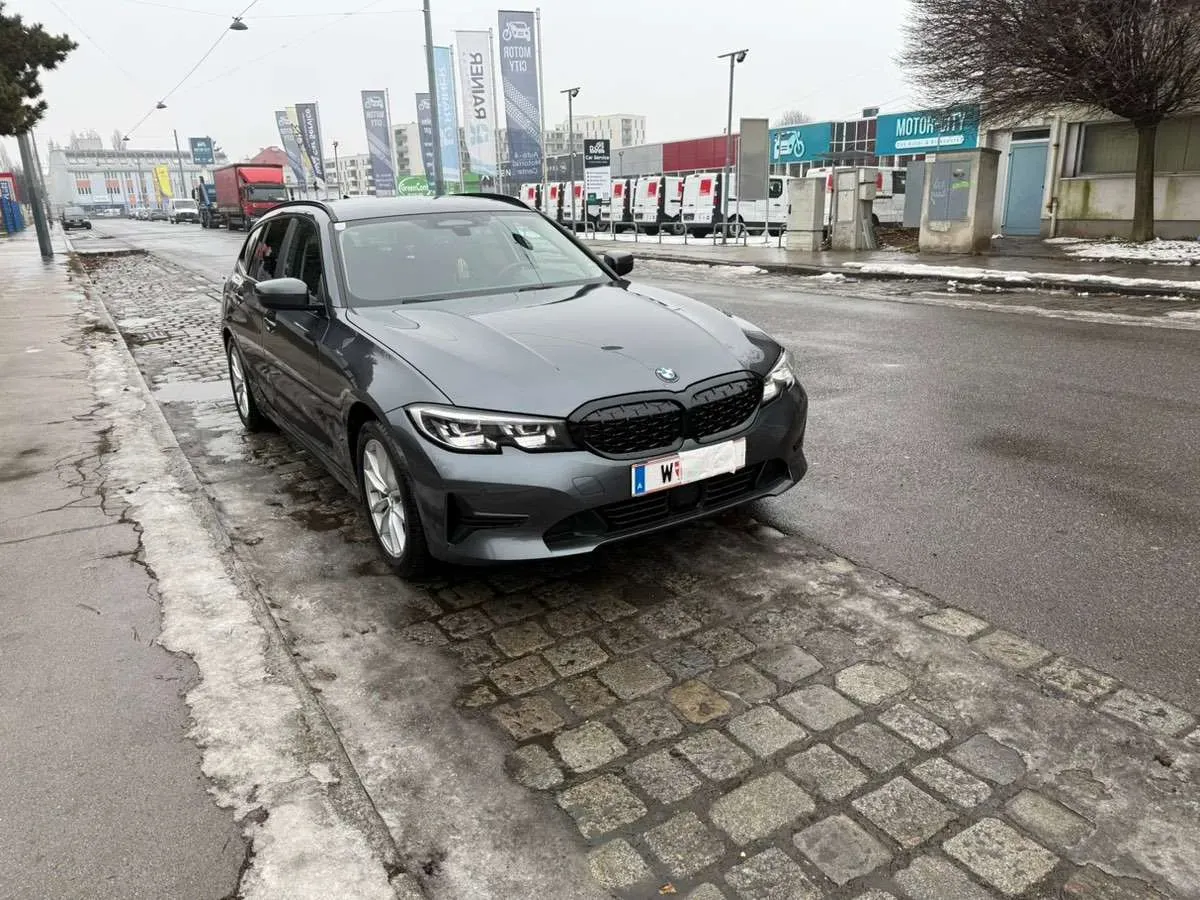 BMW 3 Series 2019 photo 2