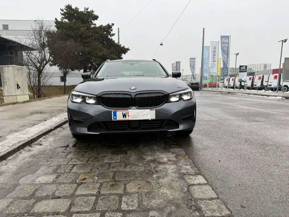 BMW 3 Series 2019 photo 3