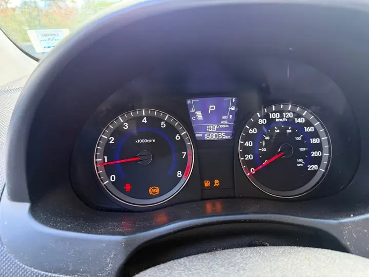 Hyundai Accent 2012 photo 4