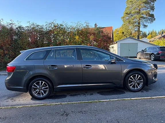Toyota Avensis 2013 photo 2