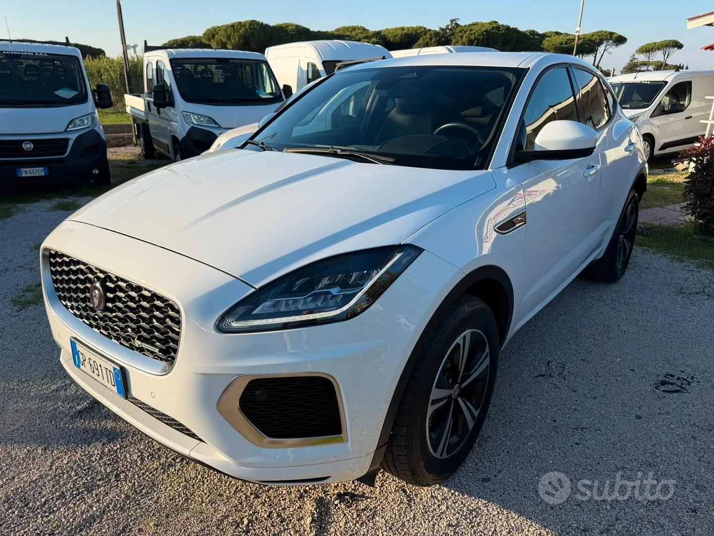 Jaguar E-Pace 2023 photo 2