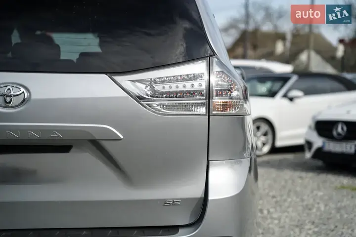 Toyota Sienna 2019 photo 2